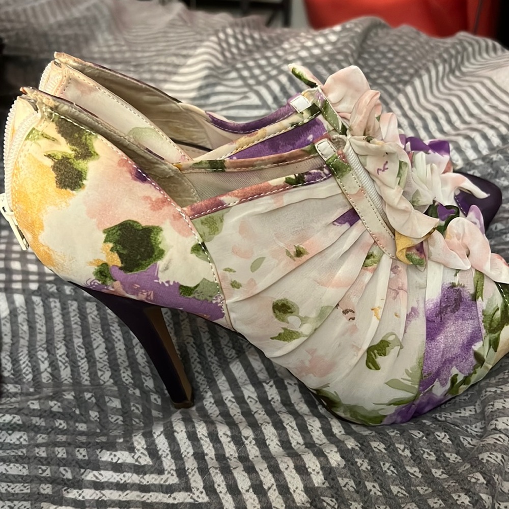 Jacqueline Ferrar high-heeled platform multi-colored pumps. Size 9M